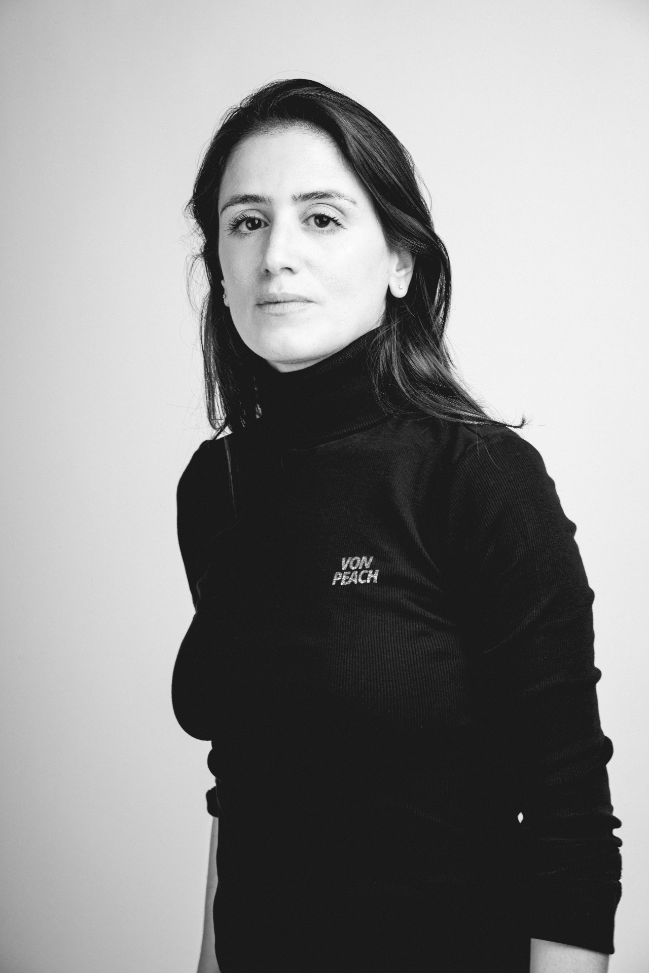 Portrait of Yentl Spiteri, Maltese company builder, brand strategist and co-founder of Von Peach, based in Switzerland
